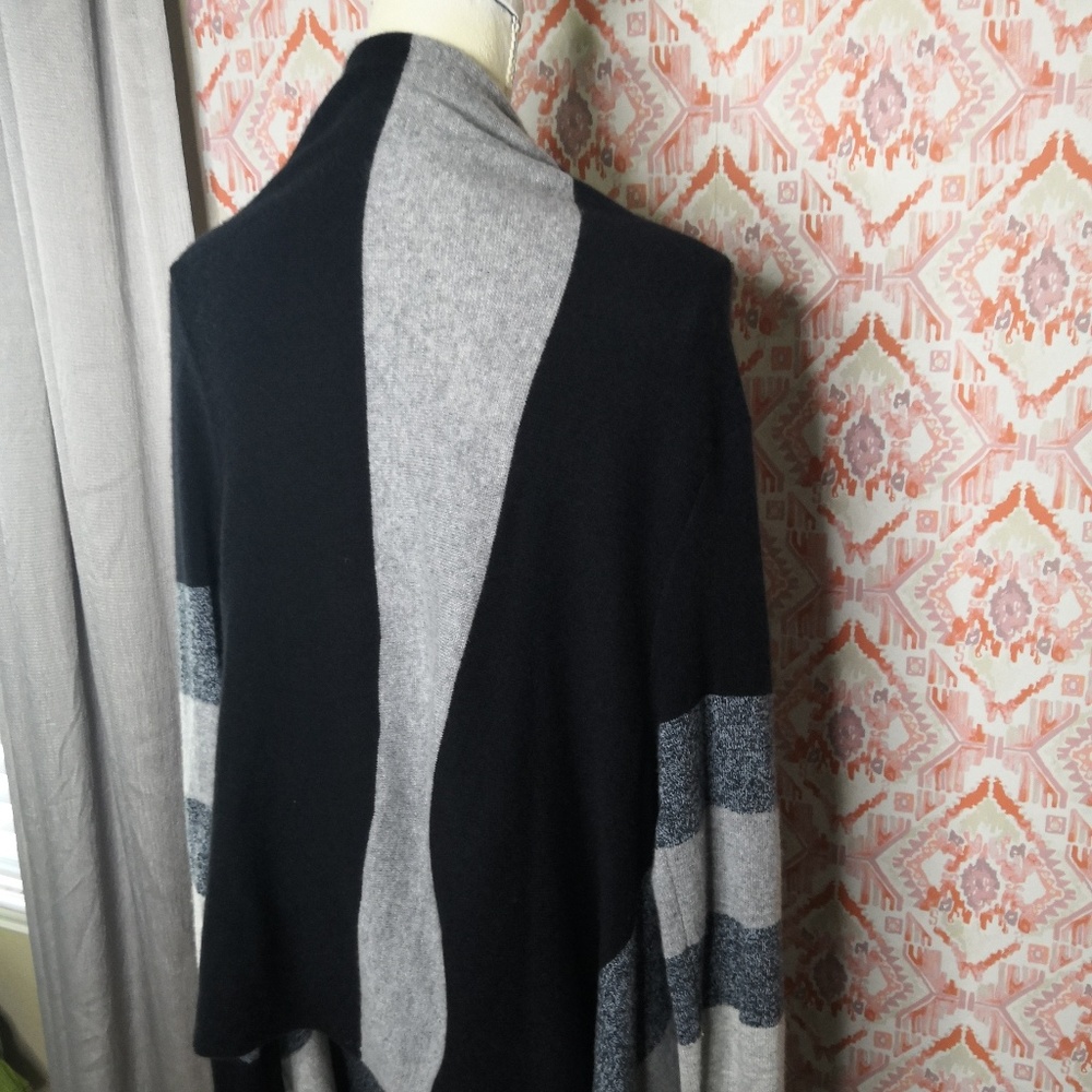 Neiman Marcus Medium Open Front Cashmere Wrap - Picture 7 of 7